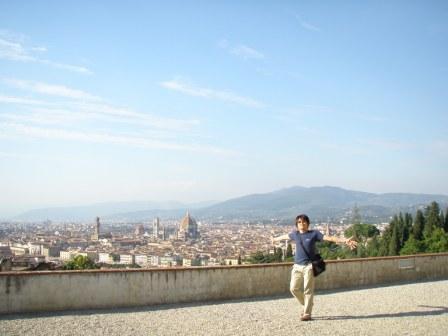 いぎカイロプラクティック院長・井木寿と愛犬のミニチュアシュナウザー２匹（ハナとポコ）。海辺のベランダにて撮影。