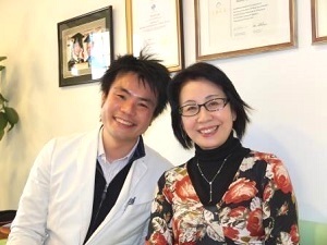 横浜市の徳田さまと井木寿のツーショット写真。肩こり・腰痛改善の感想をいただいたお客様の声。