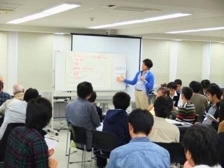 プレゼン質疑応答に答える院長